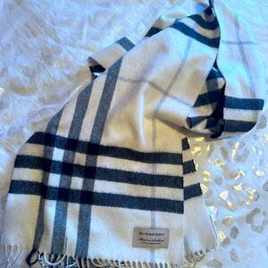 Beautiful Burberry check cashmere scarf (168x30 cm).